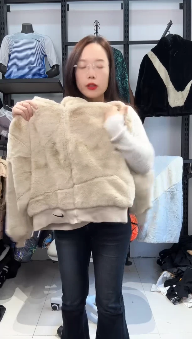 2084   编码  瑕疵直播间过款为准 尺码L