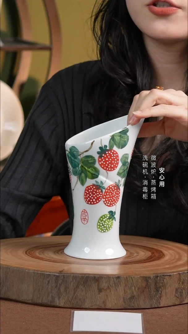 瓷景德镇高温手绘釉下彩筷子筒草莓