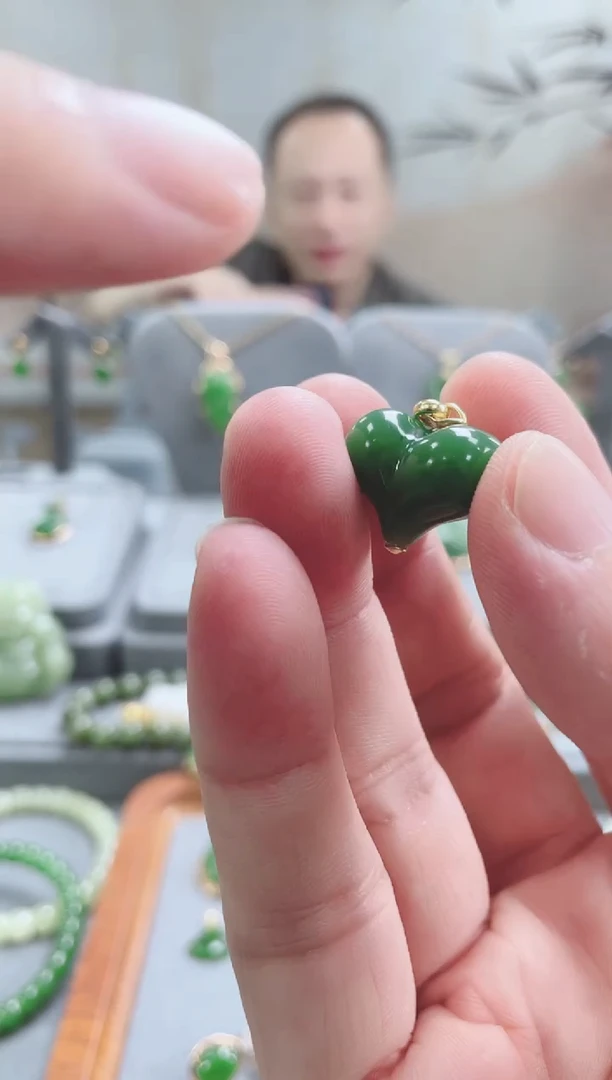 吊坠(不含链)18K金镶嵌和田玉吊坠(不含链) 18K金镶嵌 和田玉