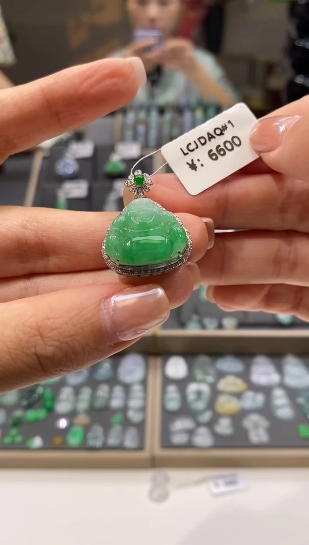 颈饰18K金镶嵌翡翠佛公