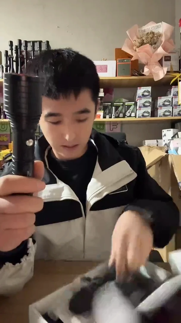 数码强光手电一盒..