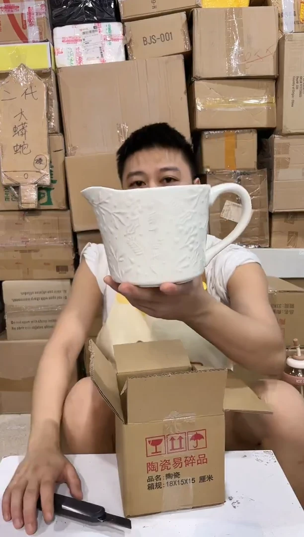 瓷片纯白奶壶 陶瓷材质