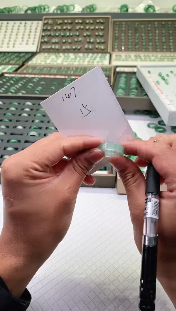 未镶嵌石英质玉（非洲翠）戒圈微瑕戒圈