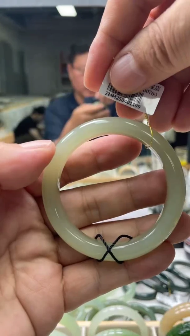 和田玉手镯未镶嵌54 55圈口1199
