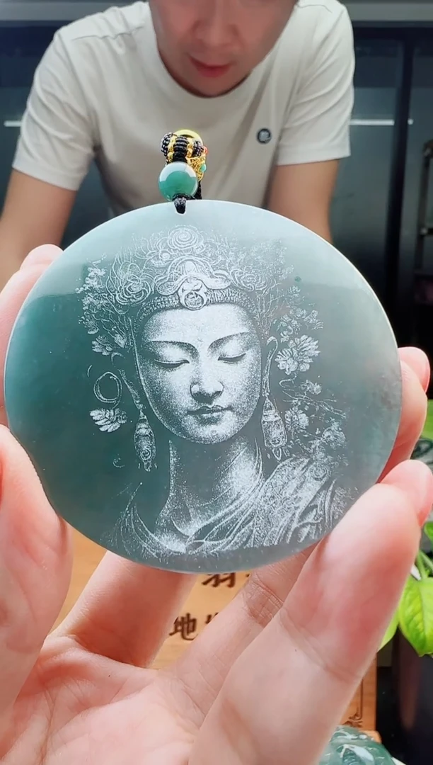 翡翠未镶嵌颈饰多样性发货其中一件