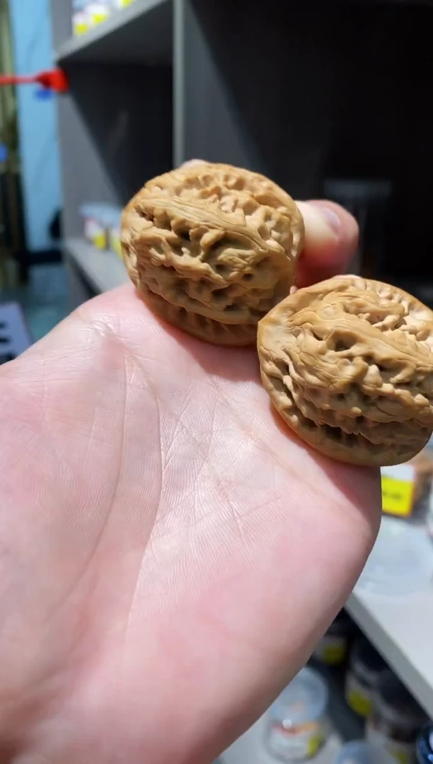 文玩核桃把件微修红锦鲤38