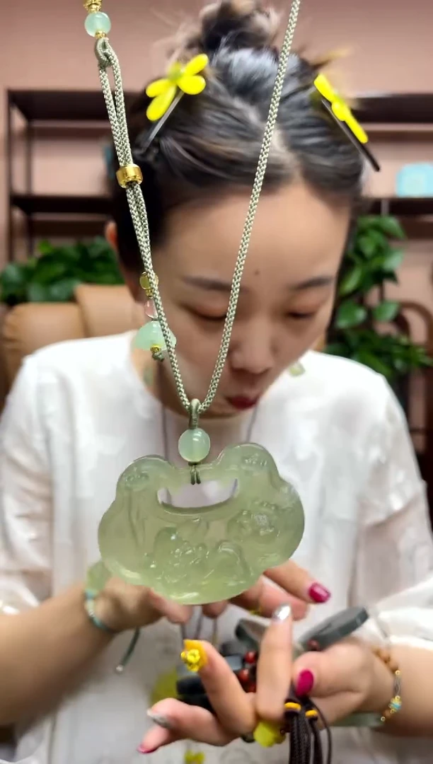 岫玉未镶嵌吊坠多样性发货发其中之一