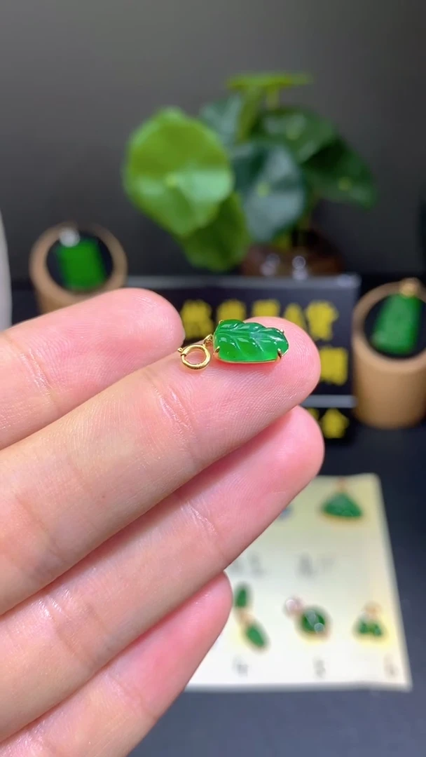 翡翠18K金镶嵌颈饰翡翠A货