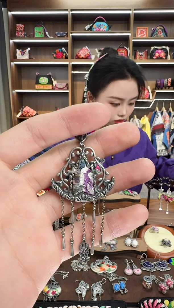 【闪购商品】织绣112蒙阿苏苗绣传承