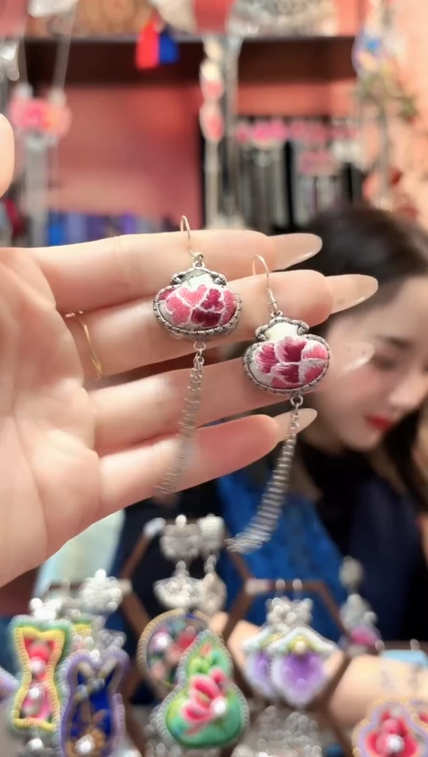 织绣云织谣民族风精美饰品   604