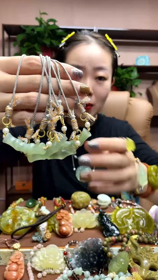 未镶嵌岫玉颈饰多样性发货发其中之一