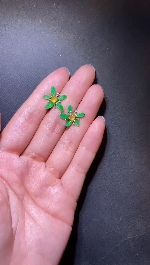 18K金镶嵌翡翠耳饰翡翠花朵耳扣
