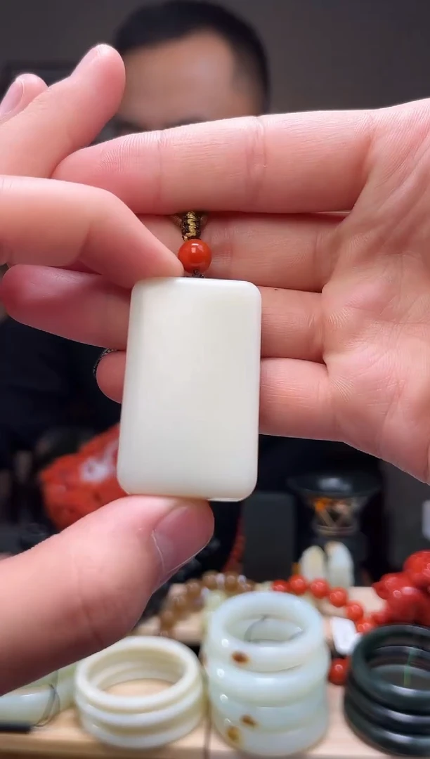 颈饰未镶嵌和田玉吊坠