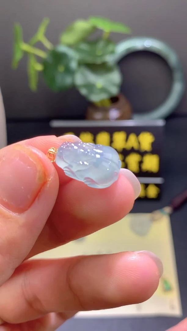 翡翠18K金镶嵌颈饰翡翠吊坠