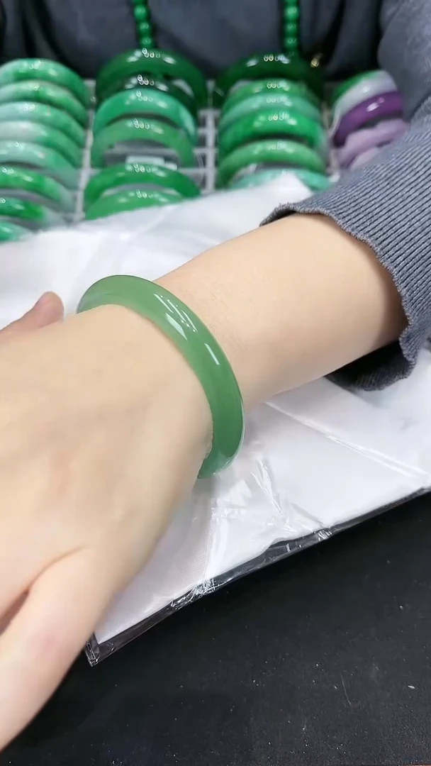 【闪购商品】砖雕s31冰果绿手镯  圈口53-60