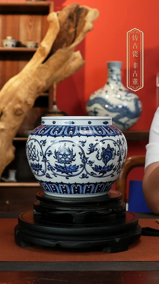 青花缠枝八宝纹罐高15左右