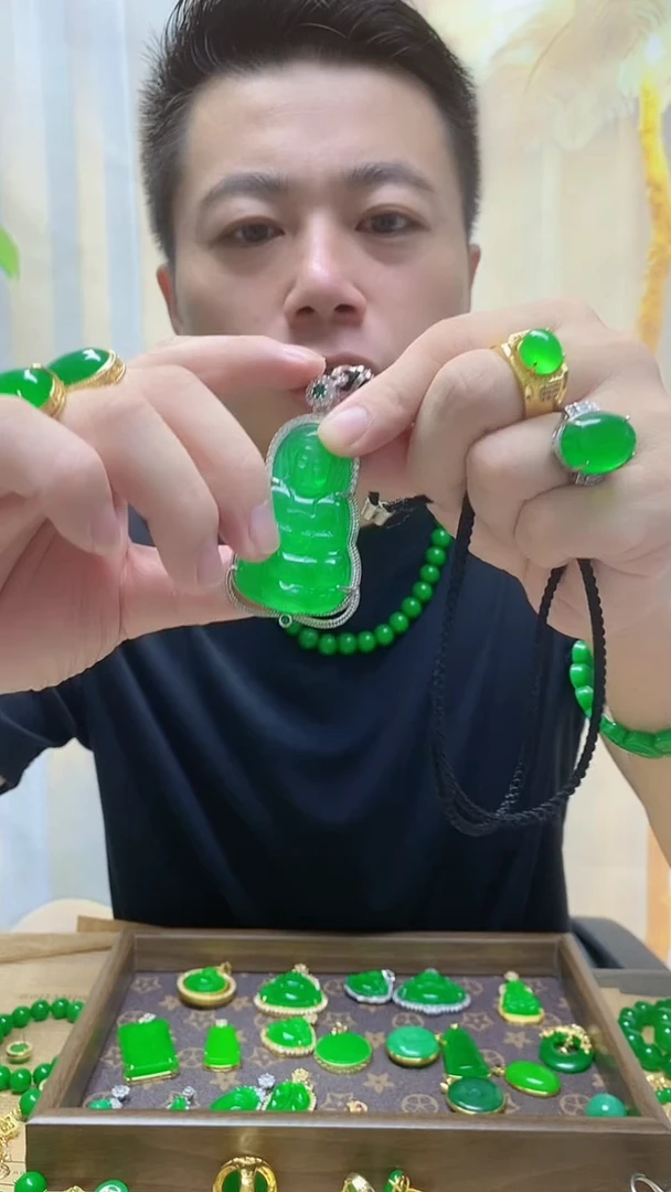 无非金属翠绿色吊坠