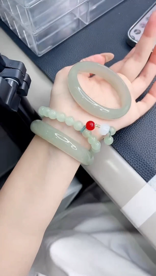 未镶嵌手镯石英质玉75-53.6