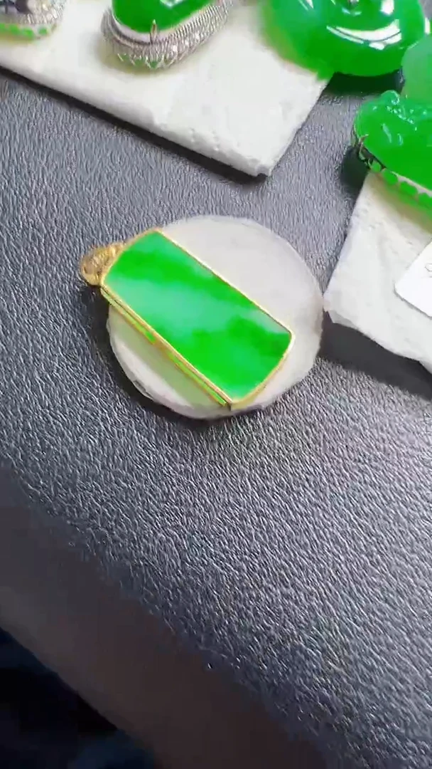 颈饰18K金镶嵌翡翠夏*无事牌