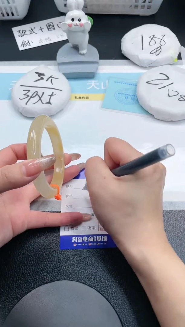 【闪购商品】石英质玉手镯未镶嵌4S119-58