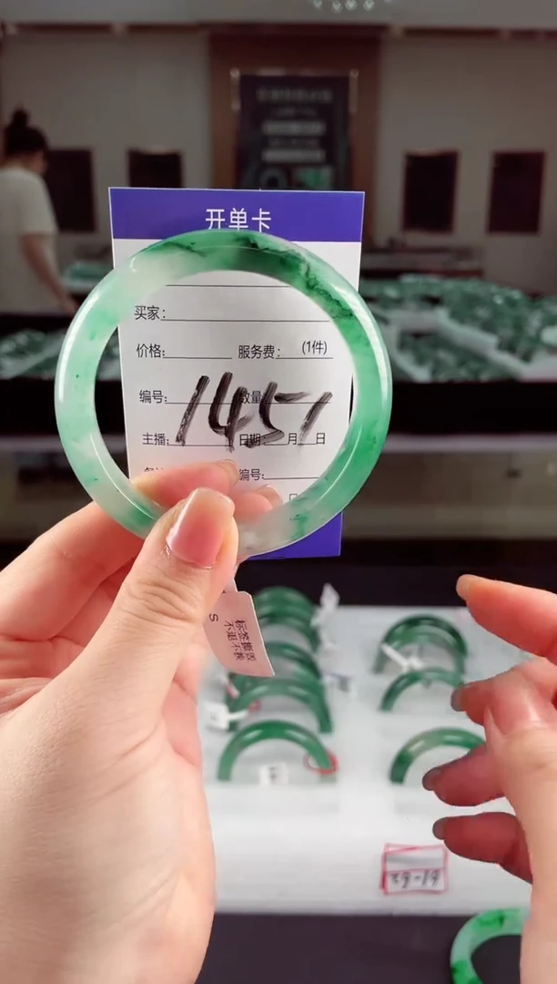 未镶嵌手镯石英质玉（非洲翠）微瑕介意勿拍