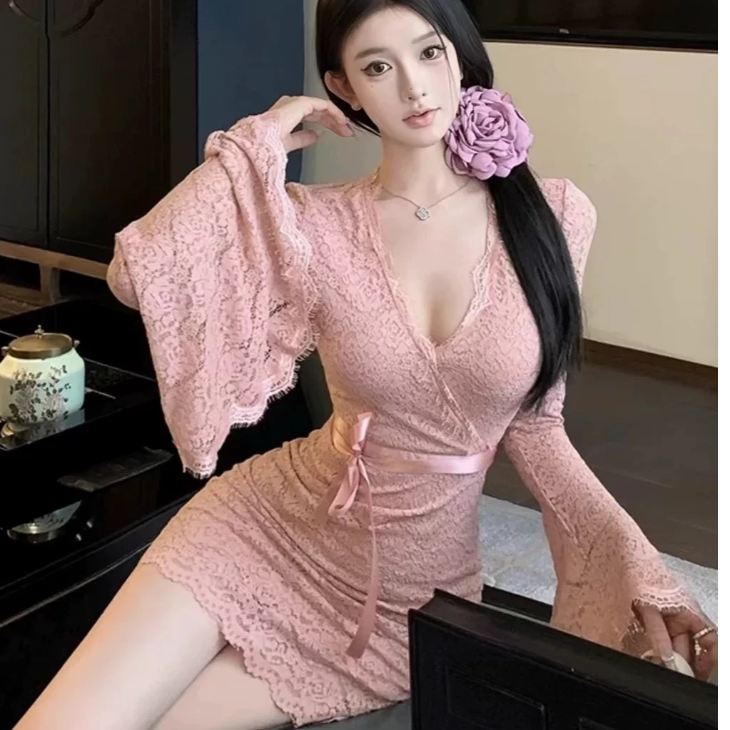 御姐轻熟风蕾丝深V领喇叭袖修身连衣裙粉色高级感温柔美人香裙子