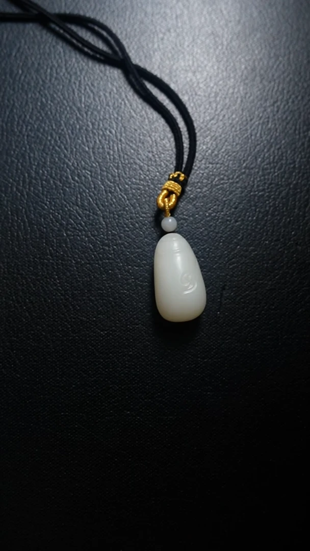 颈饰未镶嵌和田玉吊坠