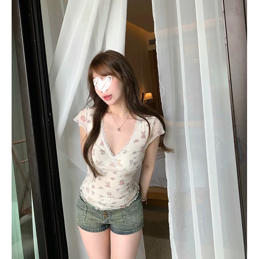 【撩系甜心】碎花v领蕾丝交叉短袖t恤女夏正肩修身显瘦上衣打底夏季