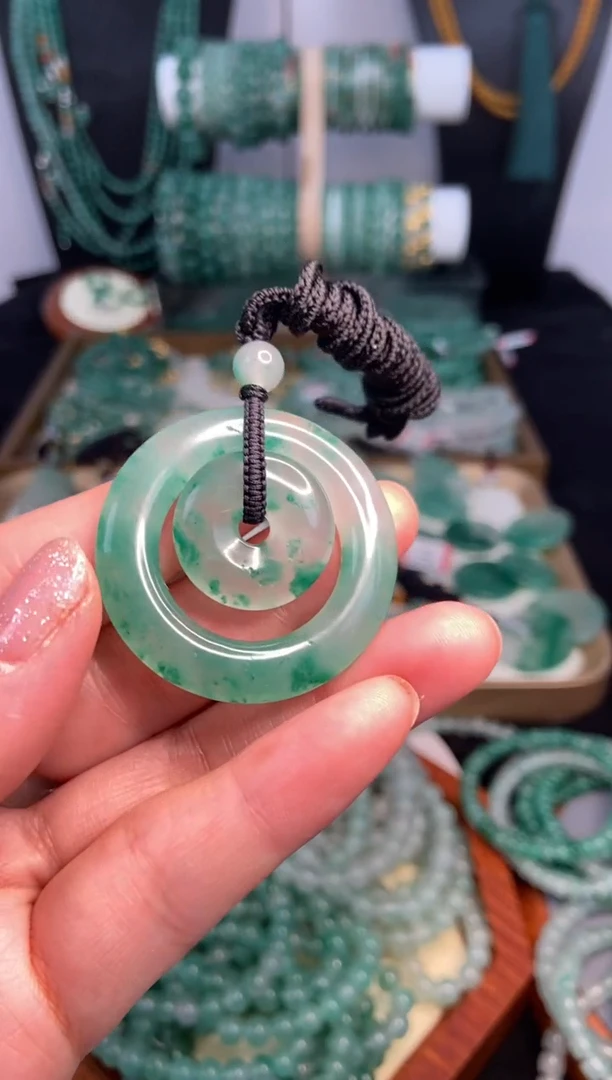 吊坠(不含链)未镶嵌石英质玉（非洲翠）子母平安扣