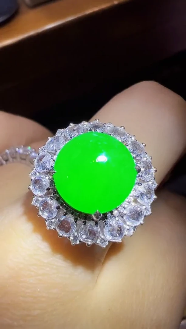 18K金镶嵌戒指翡翠蛋面