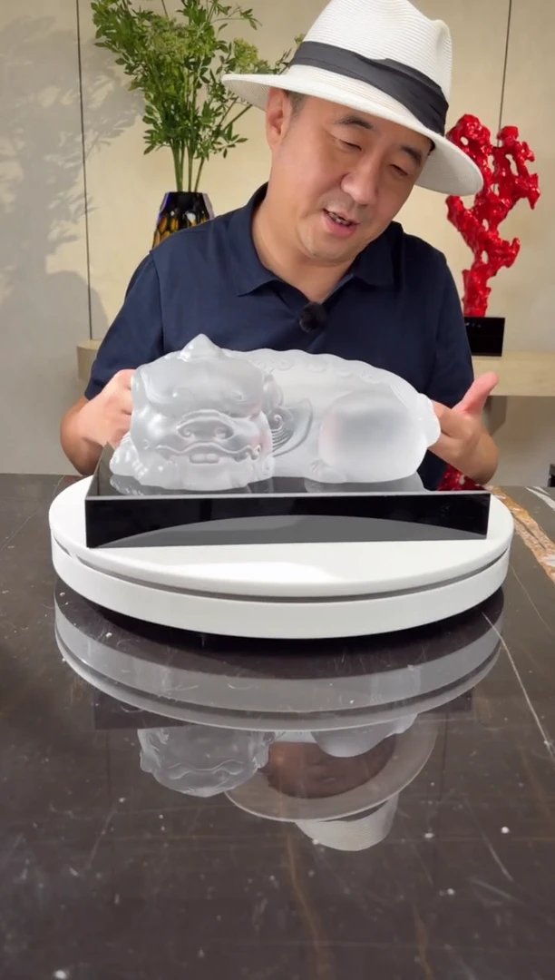 摆件CS0202040白玉色卧福貔貅+300*200黑水晶底座