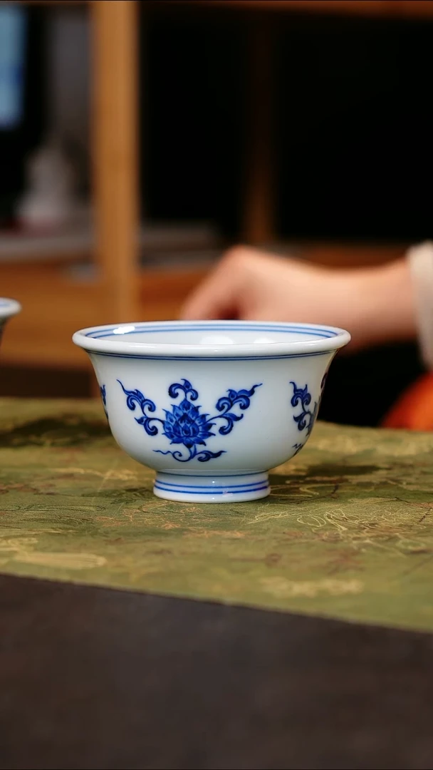 威****人青花压手杯