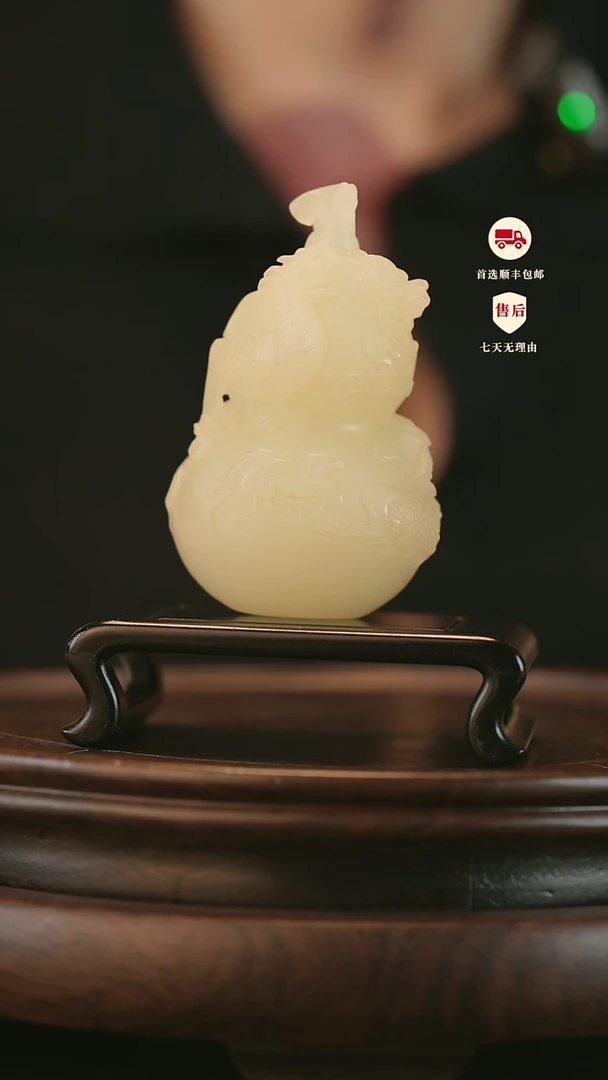云南石竹叶青雕刻：龙缠福禄摆件
