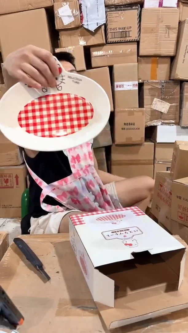 瓷片原盒kt猫红格子餐盘 微瑕