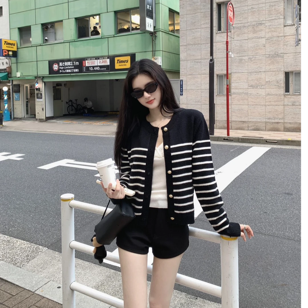 法式复古撞色条纹圆领长袖开衫高级感气质百搭背心时尚短裤三件套