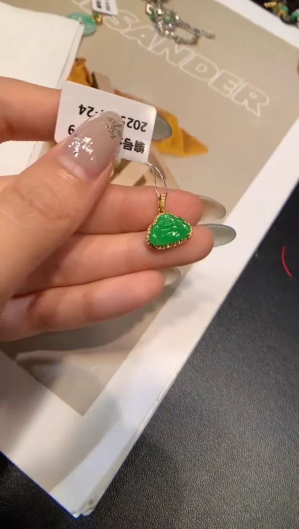 颈饰18K金镶嵌翡翠佛公