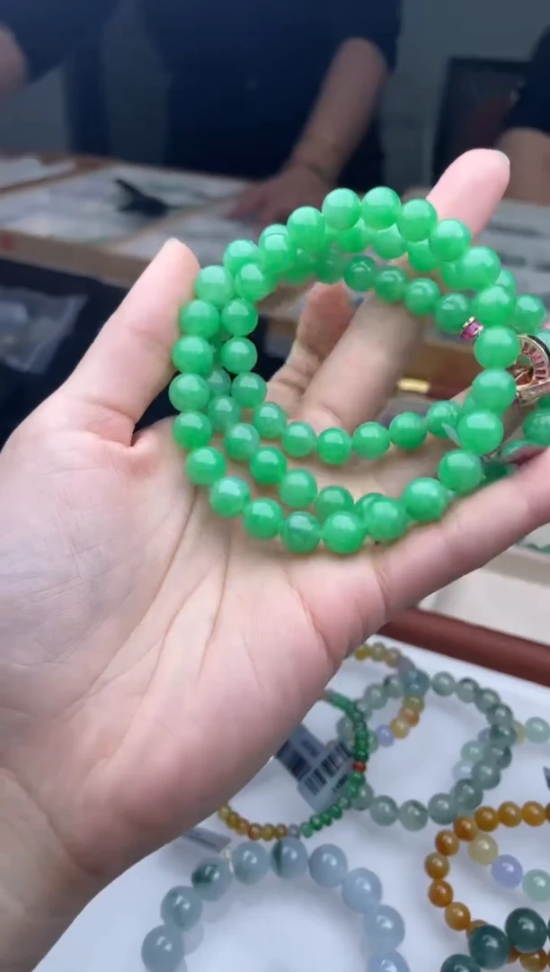 吊坠(不含链)未镶嵌翡翠北****王哈轩  手串1（有纹有裂）