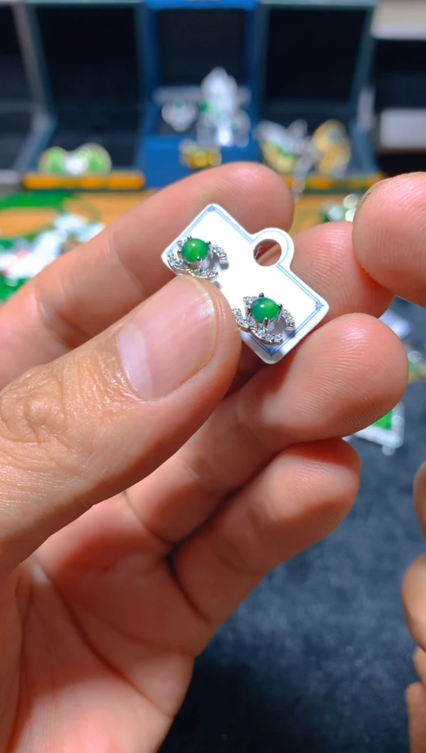 未镶嵌翡翠耳饰多样性发一