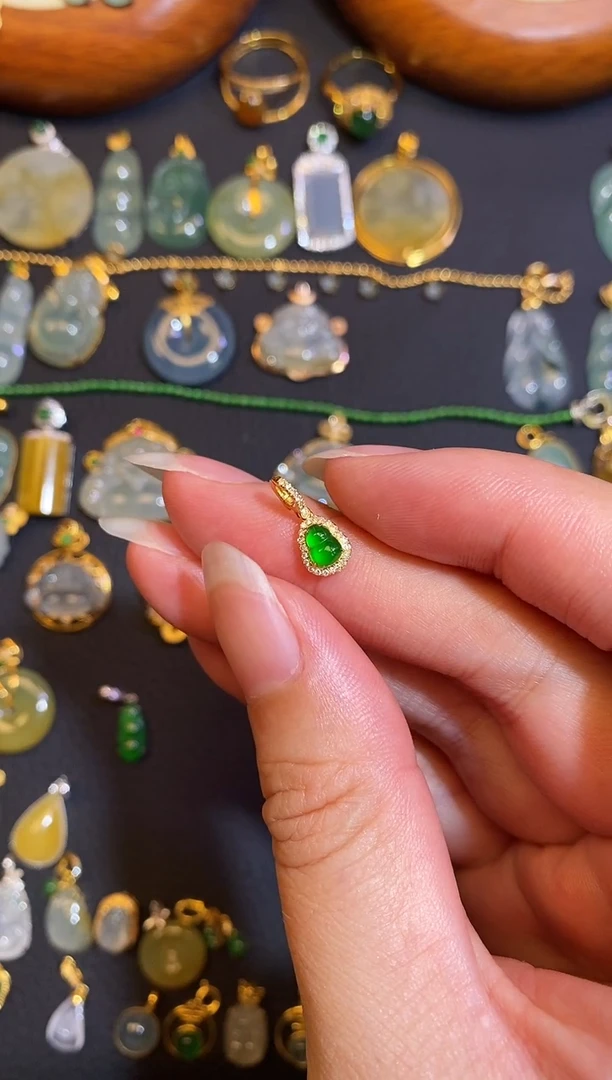 翡翠18K金镶嵌颈饰爱****丸天然A货翡翠