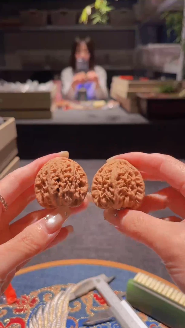 把件文玩核桃066三角白 37半