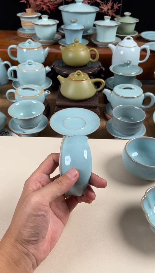 杯夏***风两把壶老粉的在茶桌上放