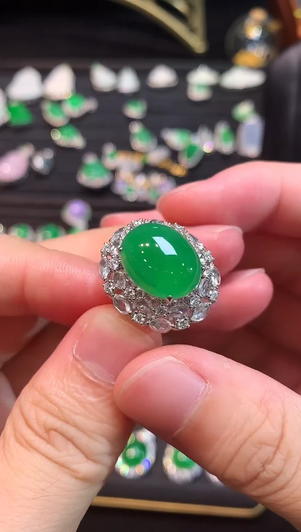 18K金镶嵌戒指翡翠高冰满绿大蛋面戒指