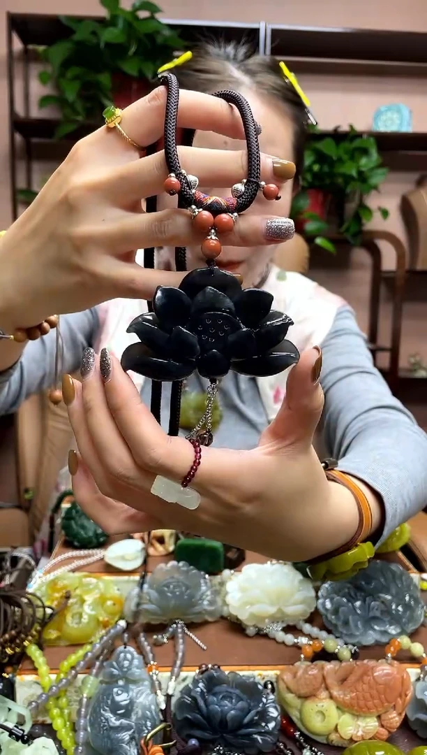 未镶嵌岫玉颈饰·