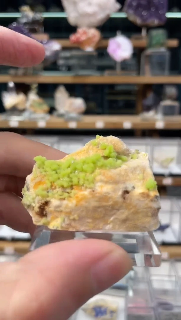 石材磷氯铅矿。