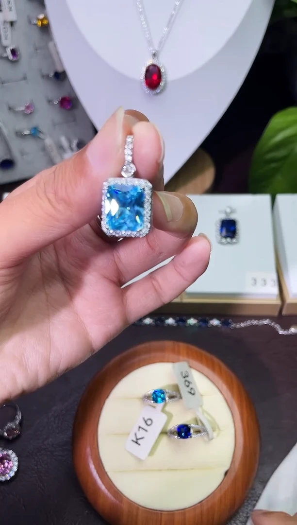 合金颈饰合成钻石海蓝吊坠