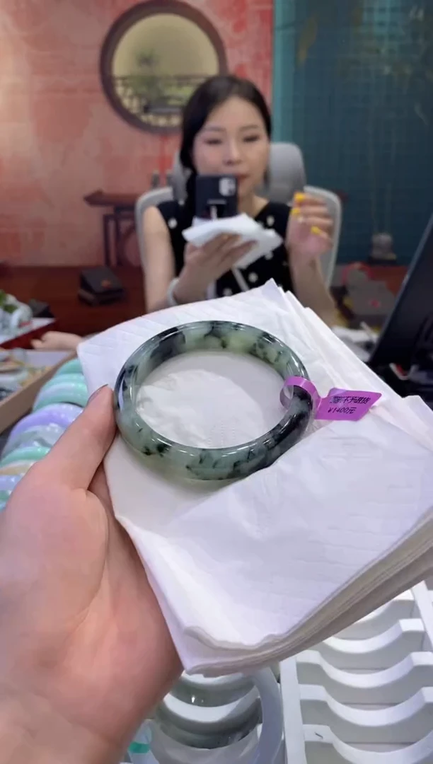 翡翠手镯未镶嵌多人09275