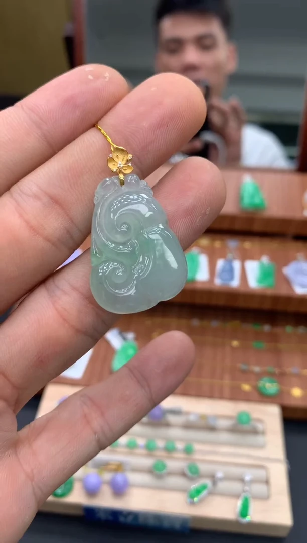 吊坠(不含链)18K金镶嵌翡翠如意