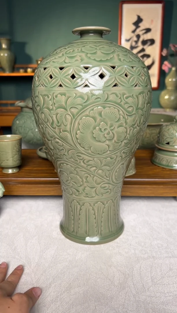 瓷片纯手工缠枝牡丹镂空梅瓶微瑕福利