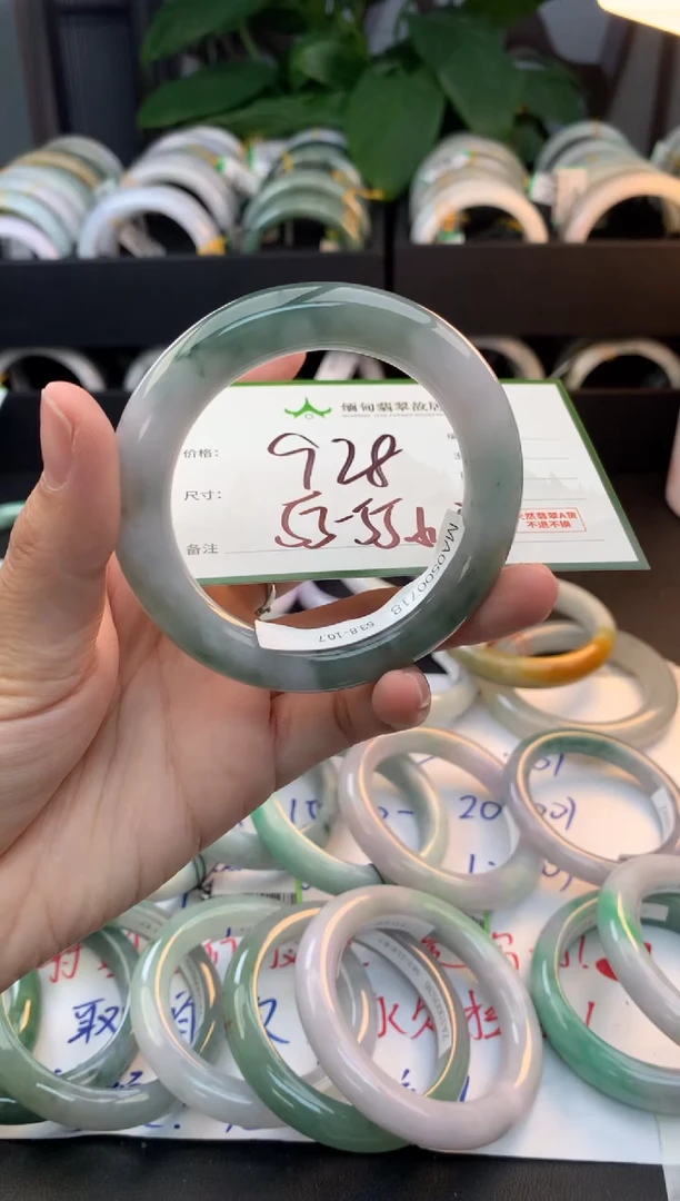 未镶嵌定制翡翠毛货需精细抛光+多人