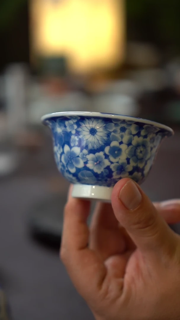 景德镇全手工手绘青花带内绘万花小压手杯